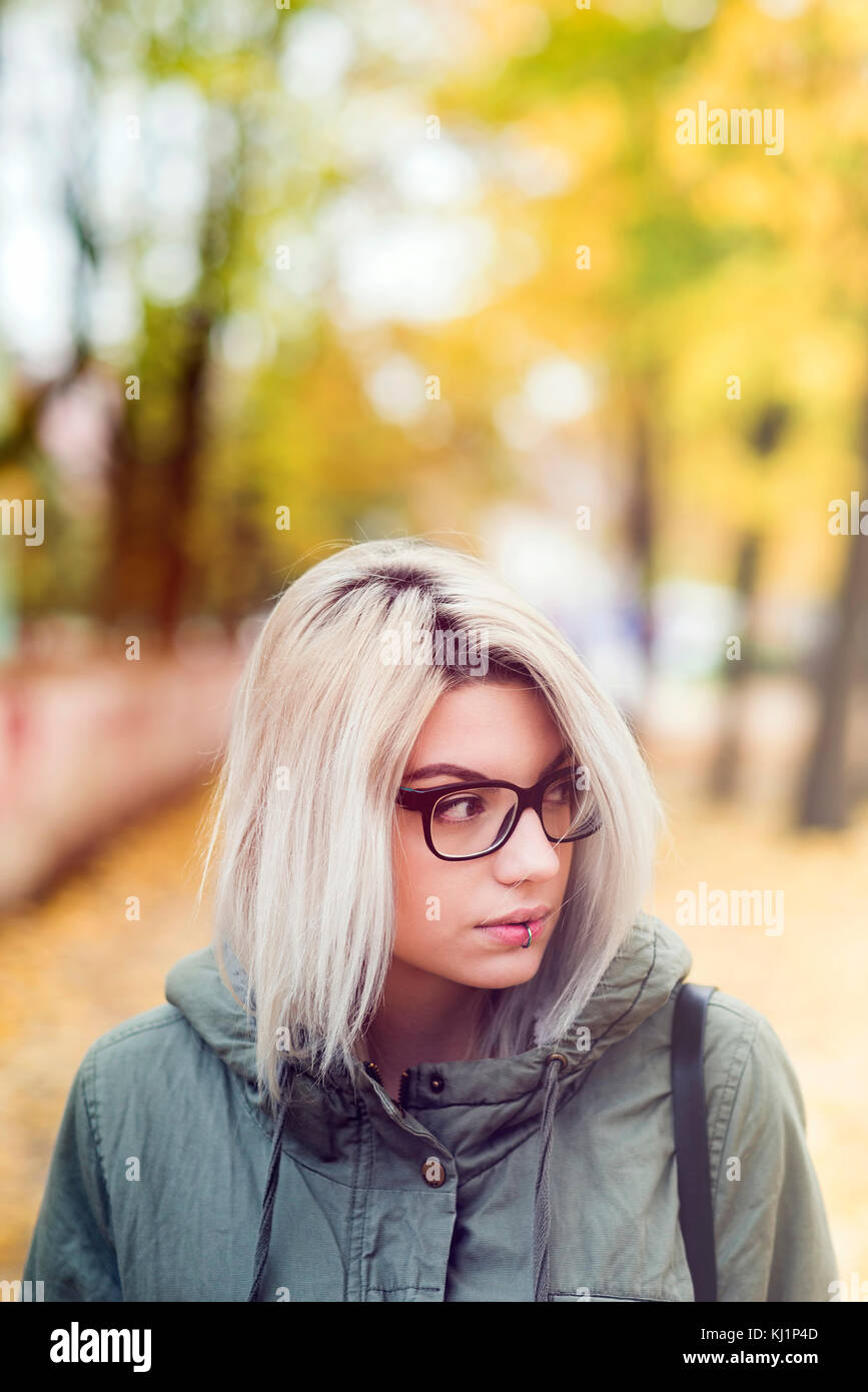 Joven y bella mujer con gafas hipster en otoño Fotografía de stock - Alamy