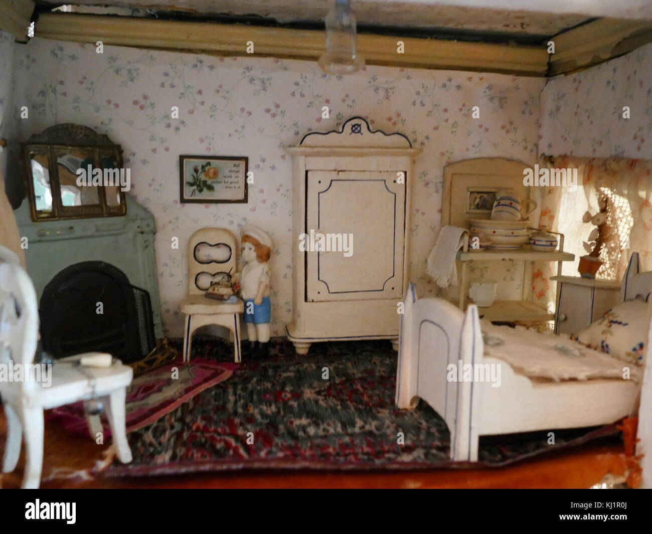 Dormitorio en una casa de muñecas c, que datan de 1900. Fabricante desconocido. Foto de stock