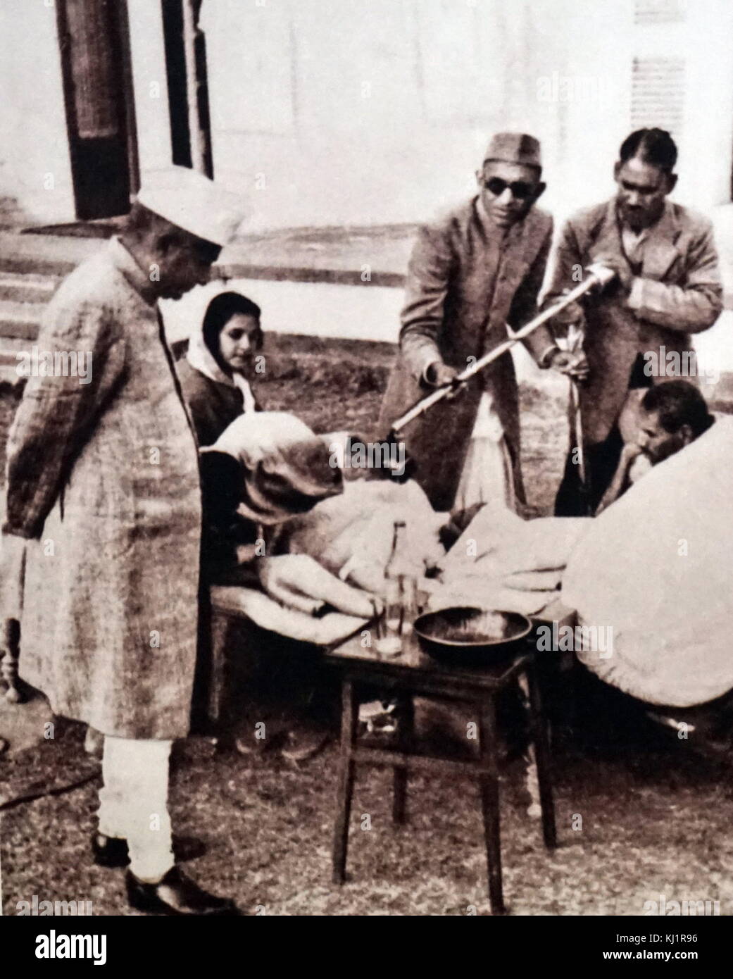 Emisión de radio durante una huelga de hambre por Mohandas Karamchand Gandhi (1869 - 1948), en 1947. Foto de stock