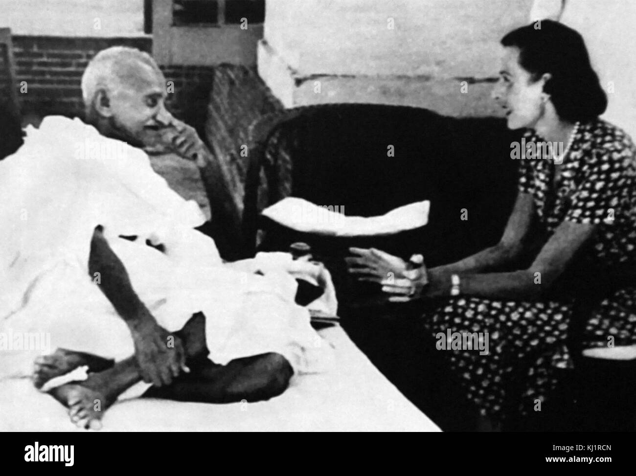 Lady Edwina Mountbatten visitas Mahatma Gandhi durante su huelga de hambre, tras la partición de India en 1947. Mohandas Karamchand Gandhi (1869 - 1948), Gandhi fue el líder preeminente del movimiento de independencia de la India, en British-gobernó la India. A las 5:17 pm el 30 de enero de 1948, Foto de stock
