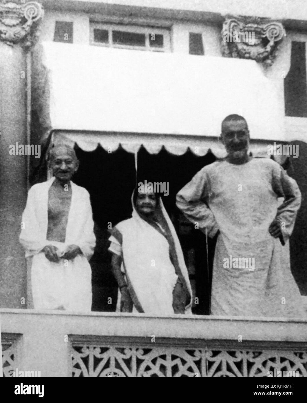 Mohandas Karamchand Gandhi, 1869 - 1948), destacada dirigente del movimiento independentista indio británico, gobernó la India. Visto aquí con su esposa Kasturba y Khan Abdul Ghaff?r Khan Foto de stock