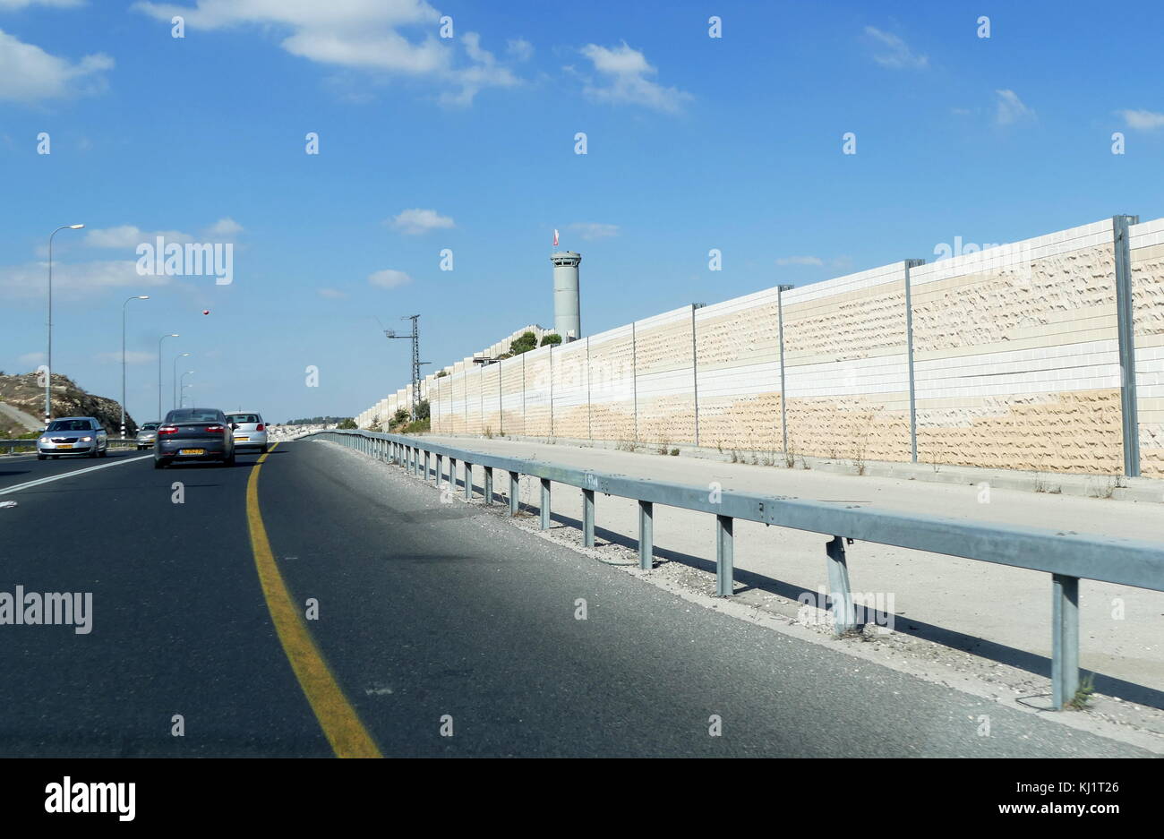 Muro de seguridad construido por Israel para separar las zonas palestinas y judías a lo largo de las principales rutas a través de la Ribera Occidental ocupada de Palestina Foto de stock