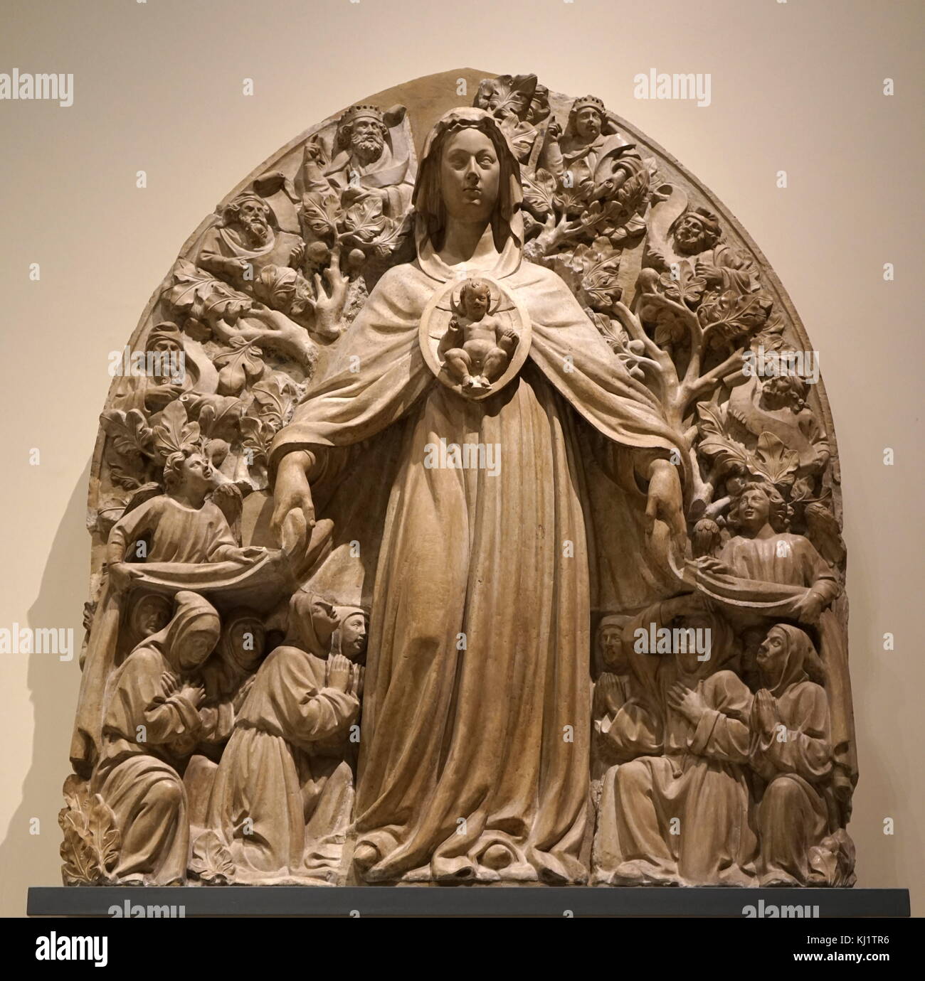 La escultura de la Virgen de la misericordia por Bartolomeo Bon (1407-1464), escultor y arquitecto italiano. Fecha del siglo XV. Foto de stock