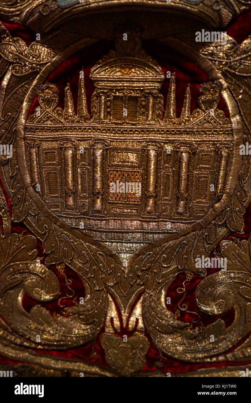 Un holandés que cubre el manto de la Torá Torá, que se asienta en el arca del santuario en una