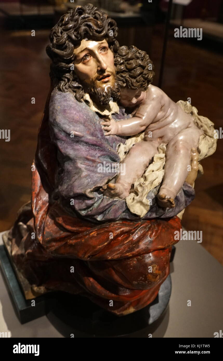 Escultura titulada 'St José con el Niño Jesús por José Risueño (1665-1721), pintor y escultor español del barroco. Fecha del siglo XVIII Foto de stock