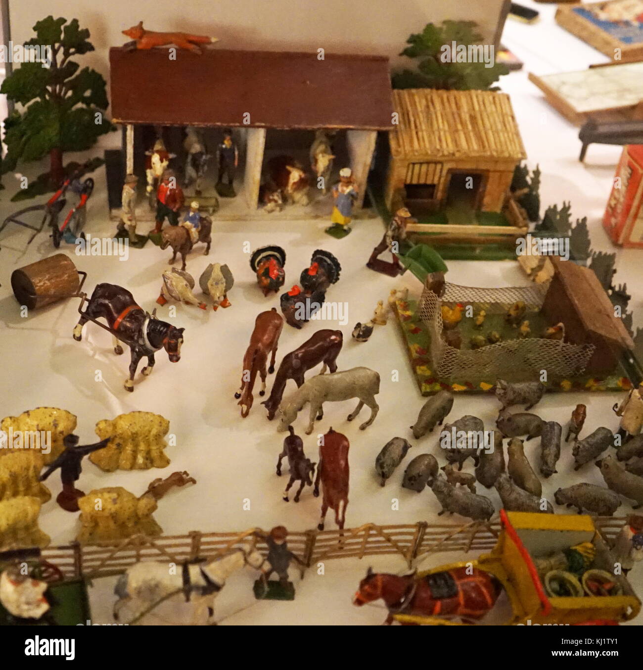 Figuritas de plástico utilizado para recrear una escena Farm Yard. Fecha del siglo XIX Foto de stock