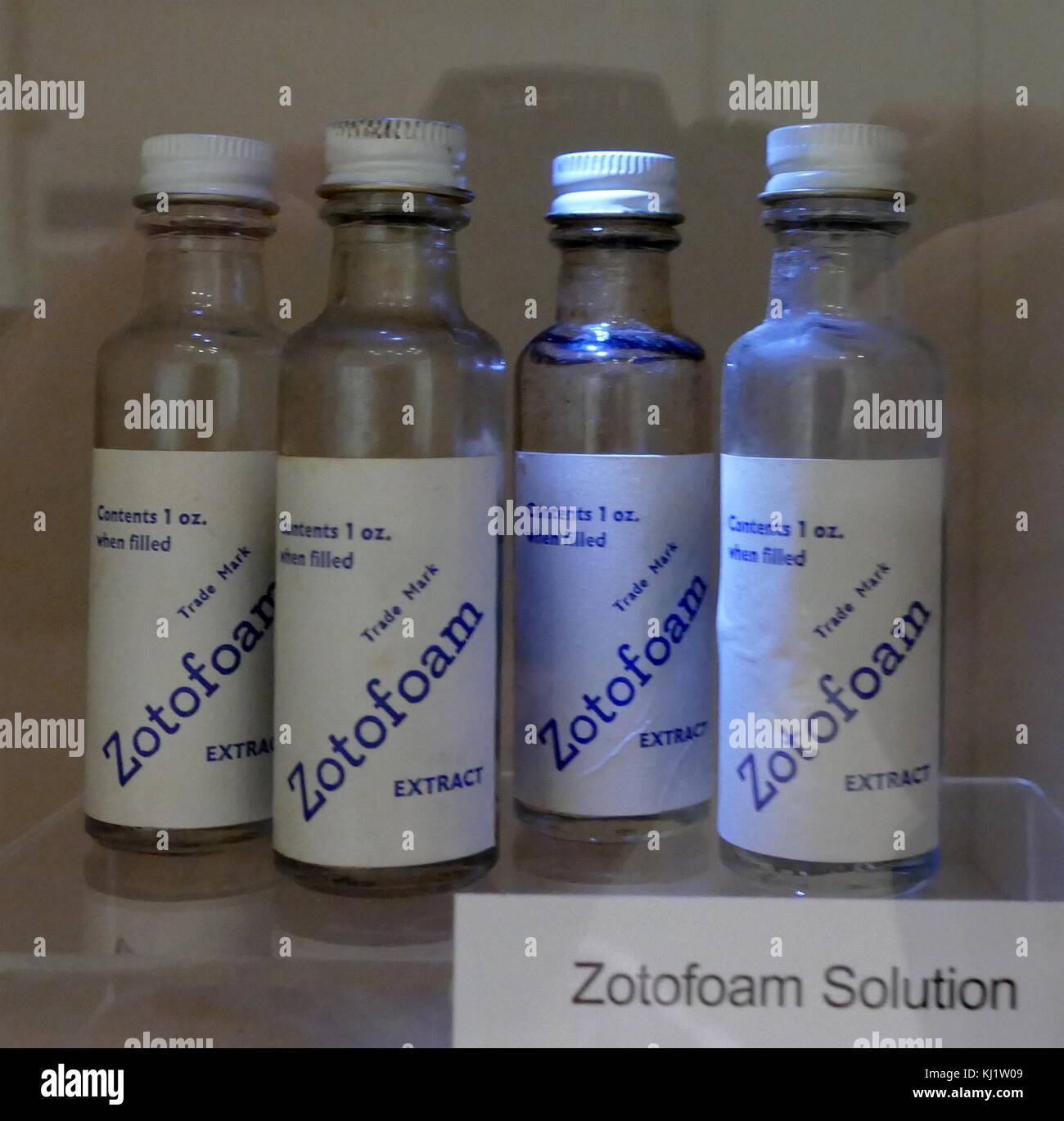 Recogida de botellas conteniendo extracto Zotofoam. Zotofoam victoriano fue ampliamente utilizado en los baños turcos. Fecha del siglo XIX Foto de stock