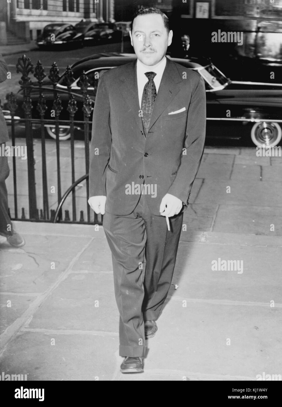 Tennessee Williams, 1953. Thomas Lanier 'Tennessee Williams III" (26 de marzo de 1911 - 25 de febrero de 1983) fue un dramaturgo norteamericano. Junto con Eugene O'Neill y Arthur Miller está considerado como uno de los tres principales dramaturgos en 20th-century American drama Foto de stock