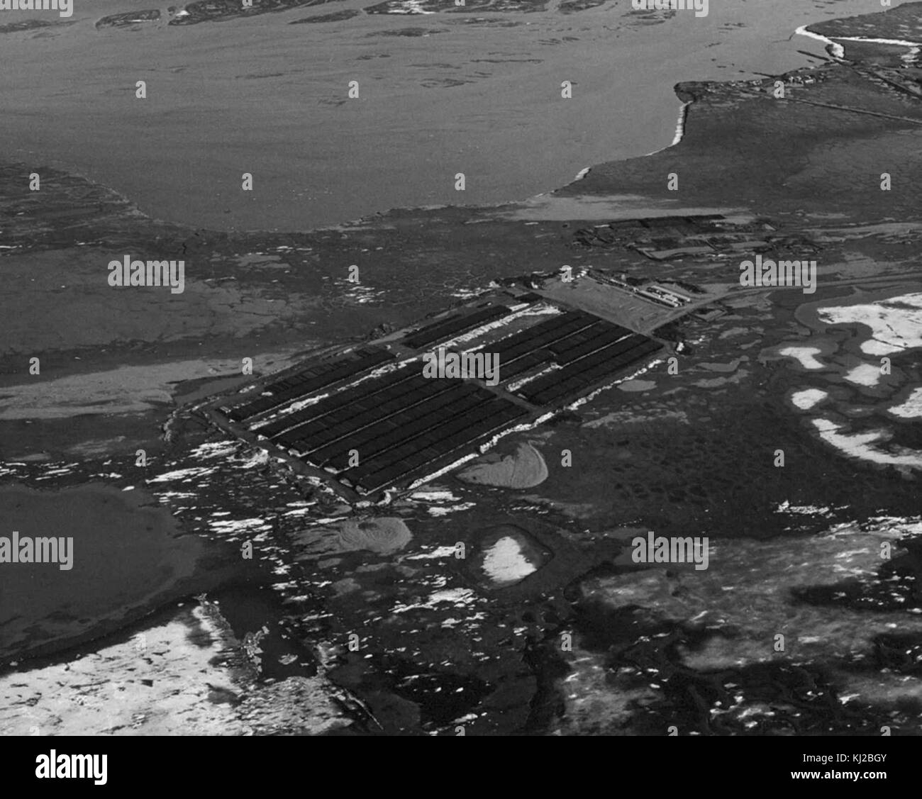 Historia Antigua foto aérea de tubo almacenamiento en Prudhoe Bay Foto de stock