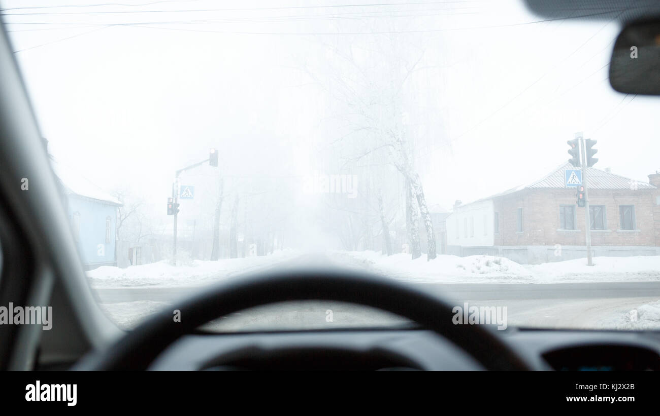 El mal tiempo la conducción con poca visibilidad en invierno. Una espesa niebla en la carretera Foto de stock