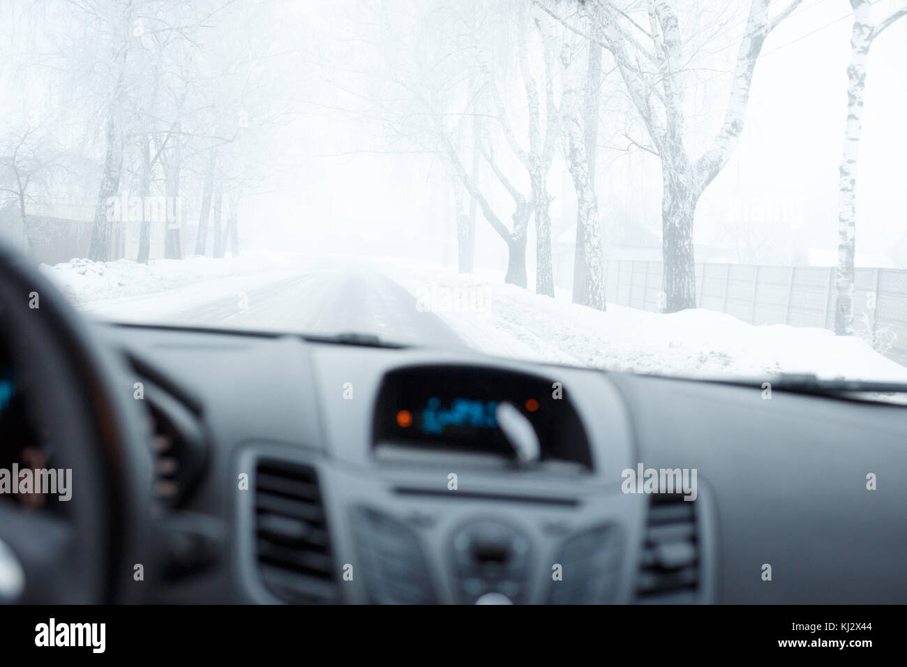 Mal tiempo de conducción en invierno. Blizzard y la niebla en la carretera con poca visibilidad Foto de stock
