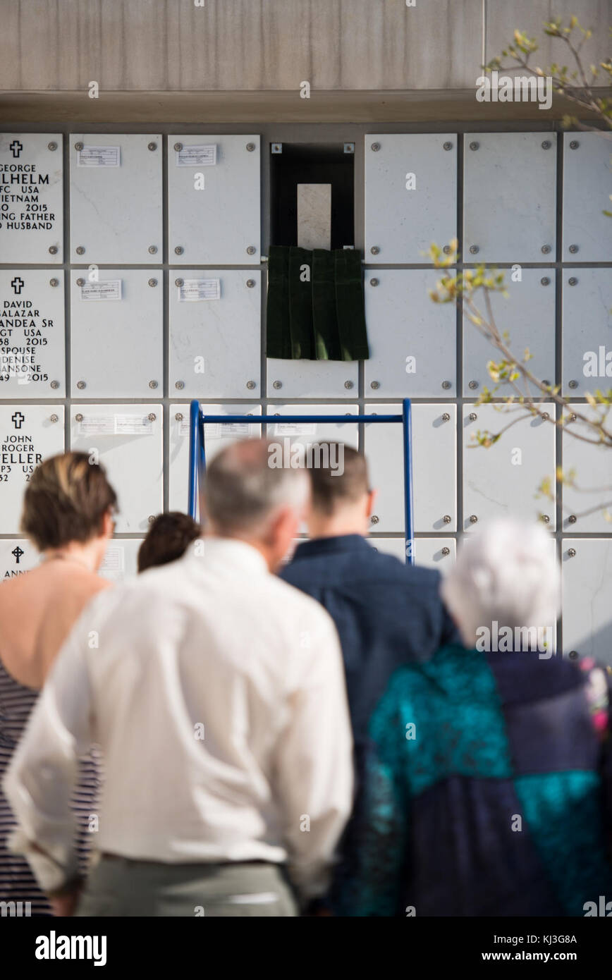 Servicio junto a la tumba de Suboficiales de la Marina de EE.UU. 3ª clase Charles Thomas Dougherty en el Cementerio Nacional de Arlington (25905003774) Foto de stock