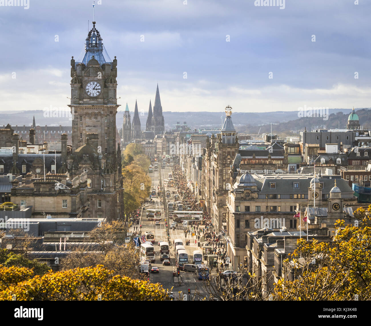 La calle Princes Street en Edimburgo, Escocia. vista desde Calton Hill Foto de stock