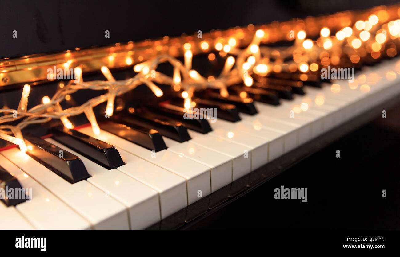 Las luces de Navidad en un teclado de piano clásico Fotografía de stock -  Alamy