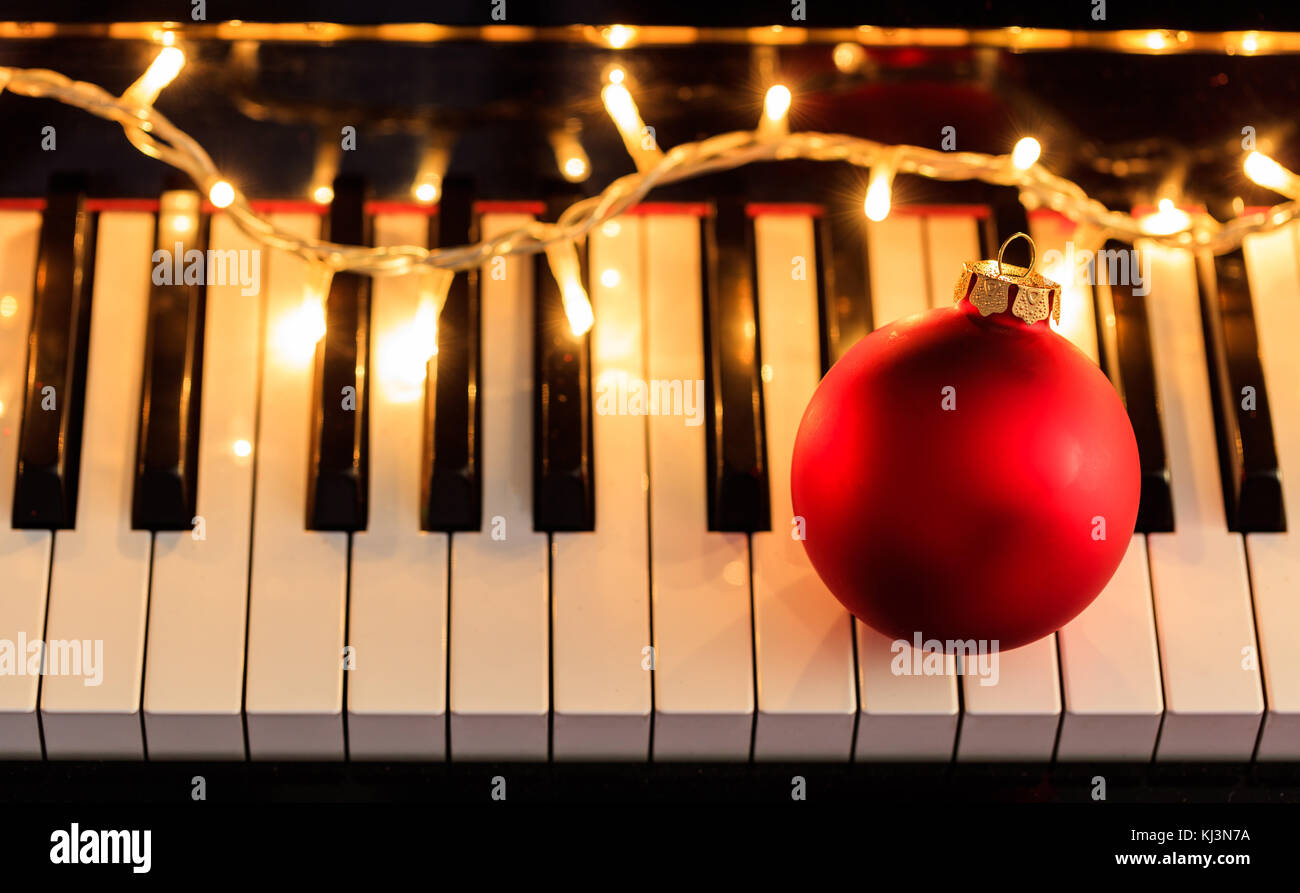 Bola de Navidad y luces en un teclado de piano clásico, vista anterior  Fotografía de stock - Alamy