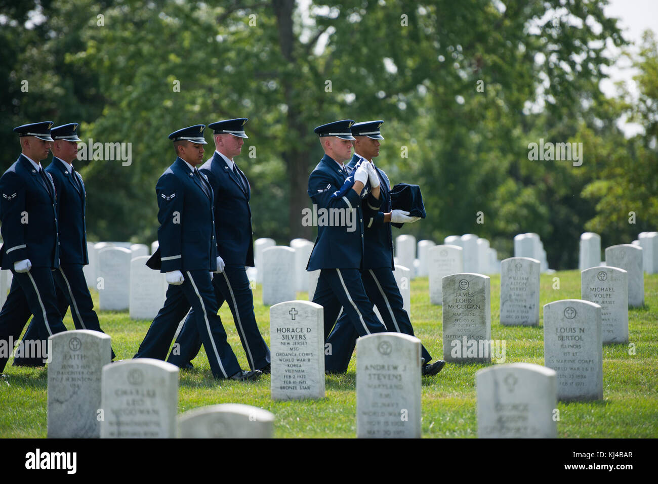 Los miembros de la Guardia de Honor de la Fuerza Aérea de EE.UU. Participar en el funeral de todos los honores militares coronel retirado Freeman B. Olmstead en el Cementerio Nacional de Arlington (36164927396) Foto de stock