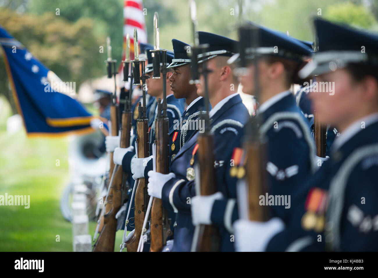 Los miembros de la Guardia de Honor de la Fuerza Aérea de EE.UU. Participar en el funeral de todos los honores militares coronel retirado Freeman B. Olmstead en el Cementerio Nacional de Arlington (35401727983) Foto de stock