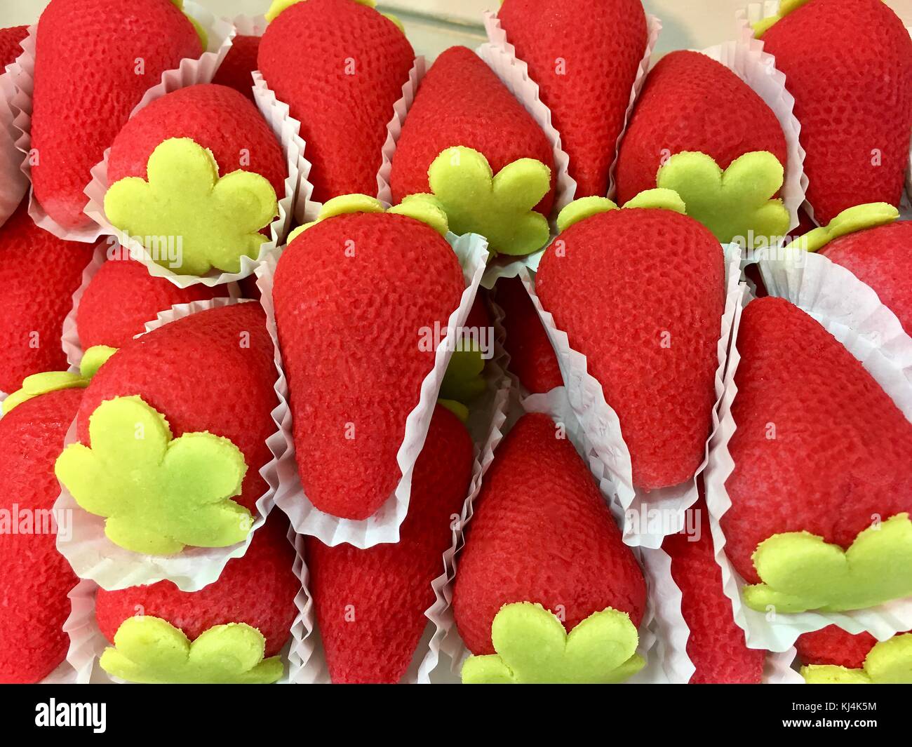 Delicias dulces, galletas dulces, en vitrinas de panadería Foto de stock