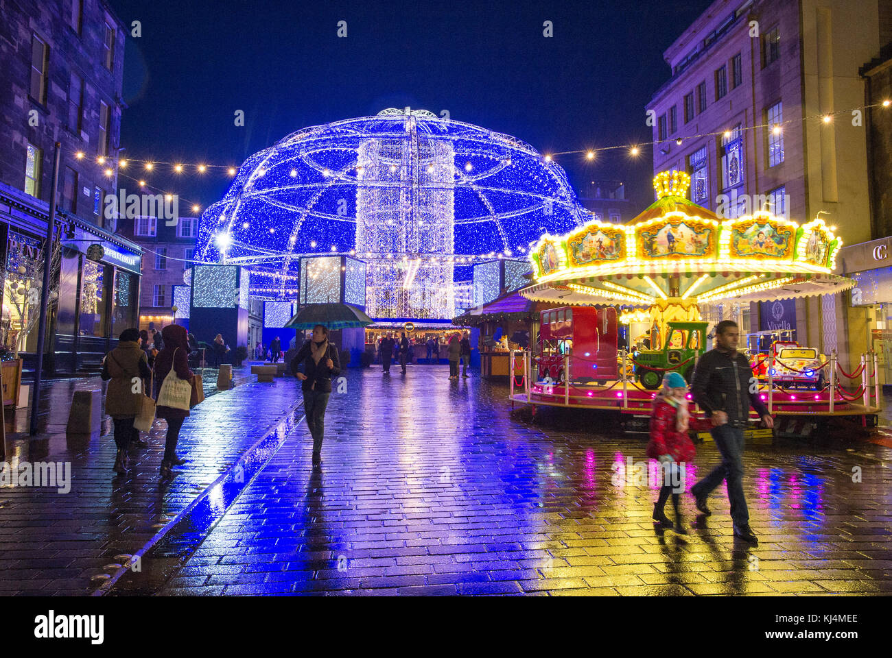 Las luces de Navidad y entretenimiento en George Street, Edimburgo Foto de stock