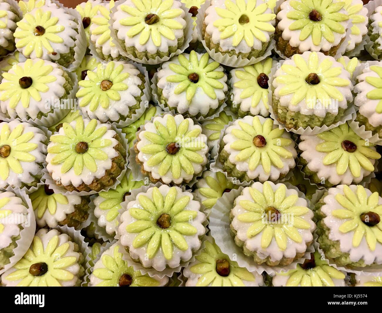 Delicias dulces, galletas dulces, en vitrinas de panadería Foto de stock