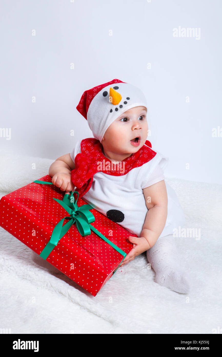 Bebé feliz en el muñeco de nieve disfraz con regalo de Navidad Regalo boxs  Fotografía de stock - Alamy