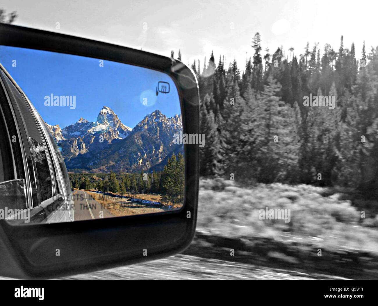 Las Montañas Gran Tetón en espejo de revisión Foto de stock