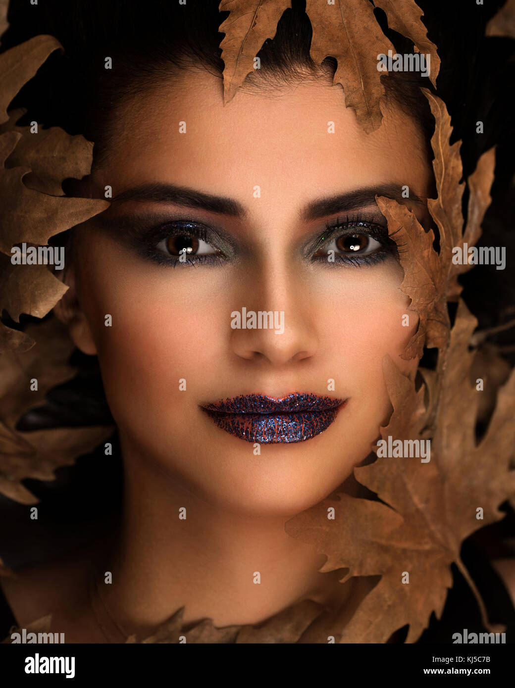 Retrato de joven Omán durante el otoño de fondo. La asistencia sanitaria, el maquillaje y el concepto de belleza. Foto de stock