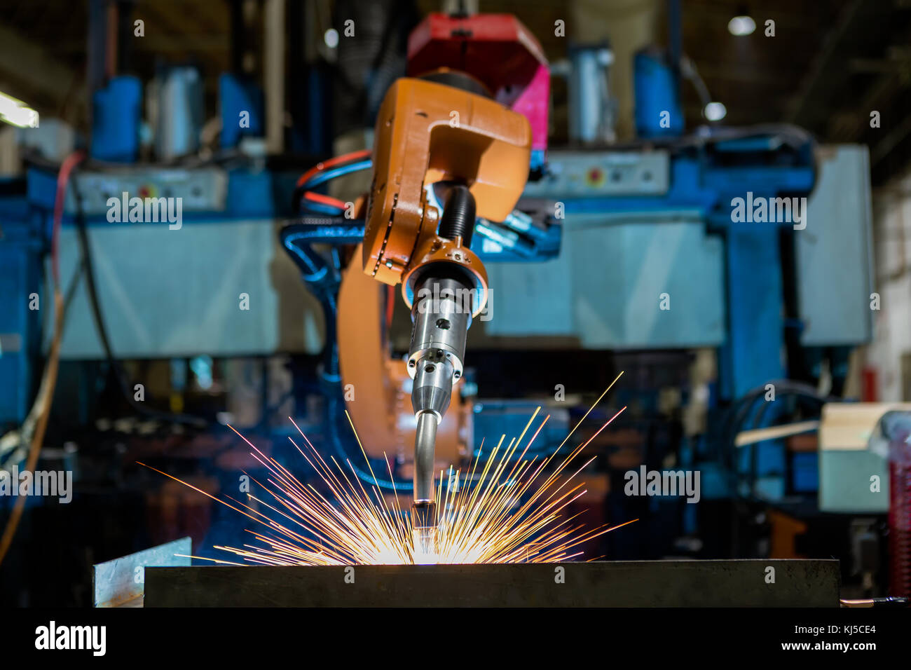 Soldadura por robot industrial en la fábrica. Foto de stock