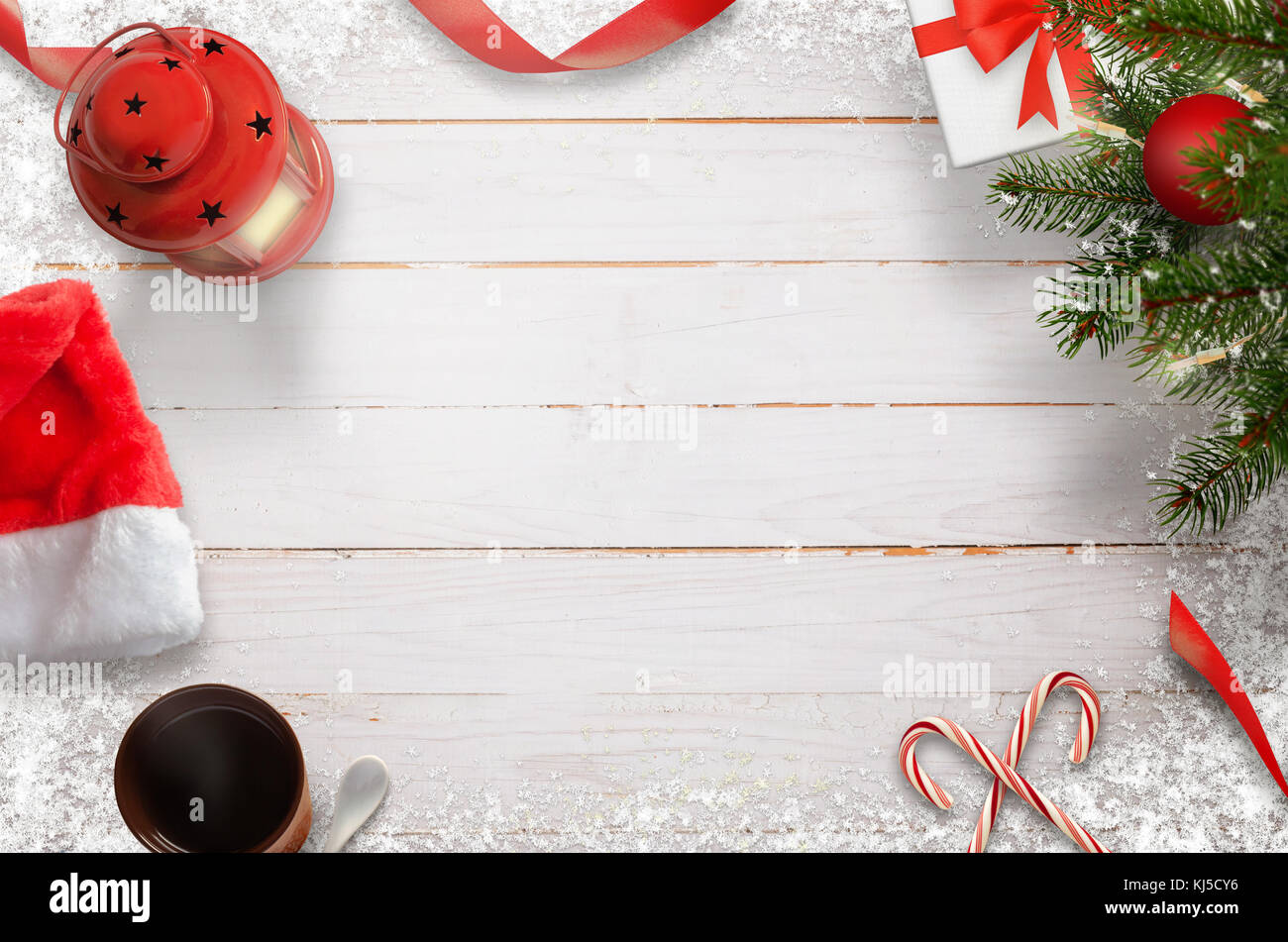 Composición de Navidad árbol de navidad, decoraciones, luces; los copos de nieve; don, linterna, lollipop, té, sombrero blanco de mesa de madera. Vista desde arriba. Foto de stock