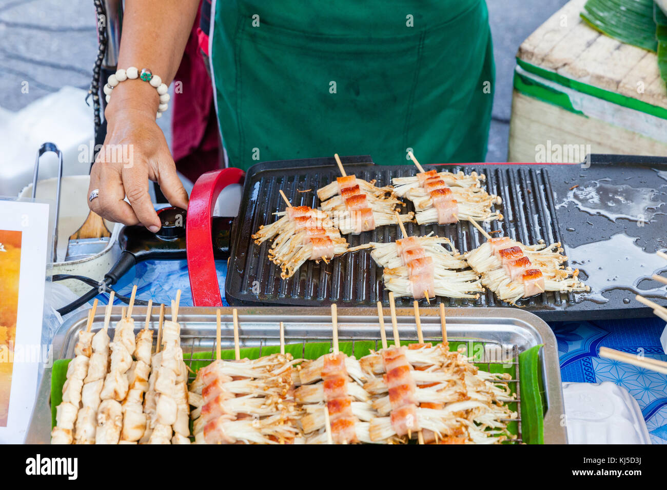 Chiang Mai, Tailandia - Agosto 21: vendedor de comida cocineros en el mercado dominical (calle) el 21 de agosto de 2016 en Chiang Mai, Tailandia. Foto de stock