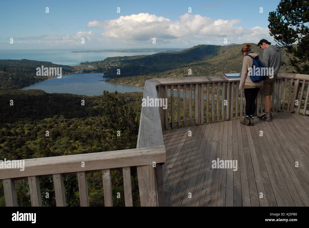 El Centro de Naturaleza Arataki pasos Arataki Visitor Center, Waitakere Ranges Regional Park, cerca de Auckland en la Isla del Norte, Nueva Zelanda. Foto de stock