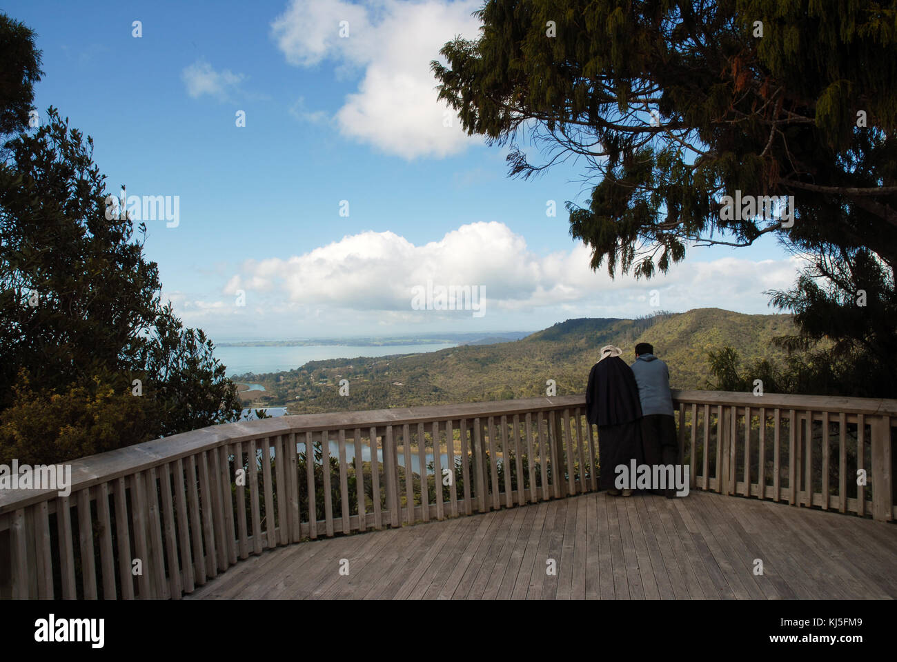 El Centro de Naturaleza Arataki pasos Arataki Visitor Center, Waitakere Ranges Regional Park, cerca de Auckland en la Isla del Norte, Nueva Zelanda. Foto de stock