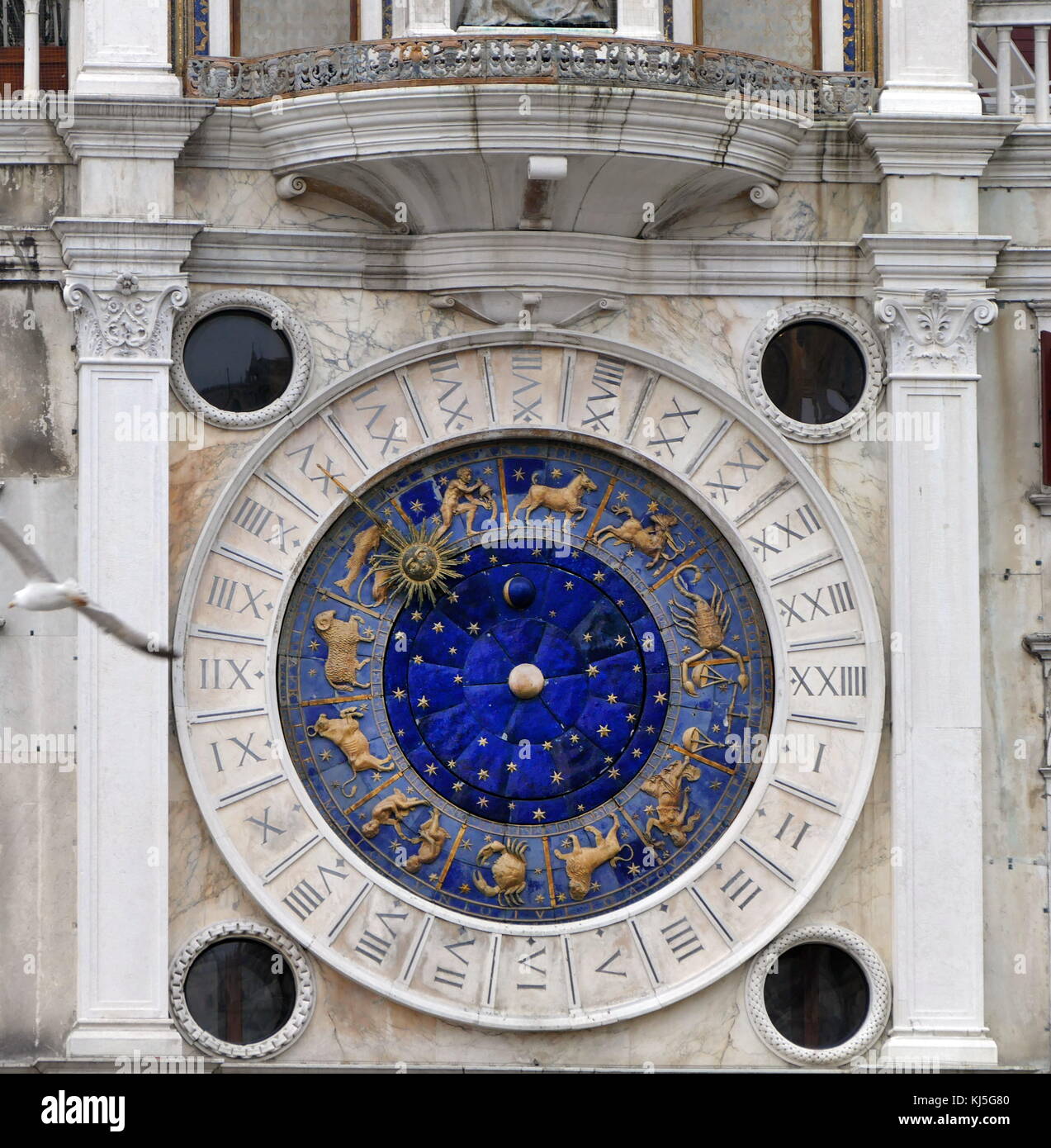 Reloj de San Marcos el reloj ubicado en la torre del reloj en la Plaza de San Marcos Venecia, contiguo a la Procuratie Vecchie. La primera situada en la