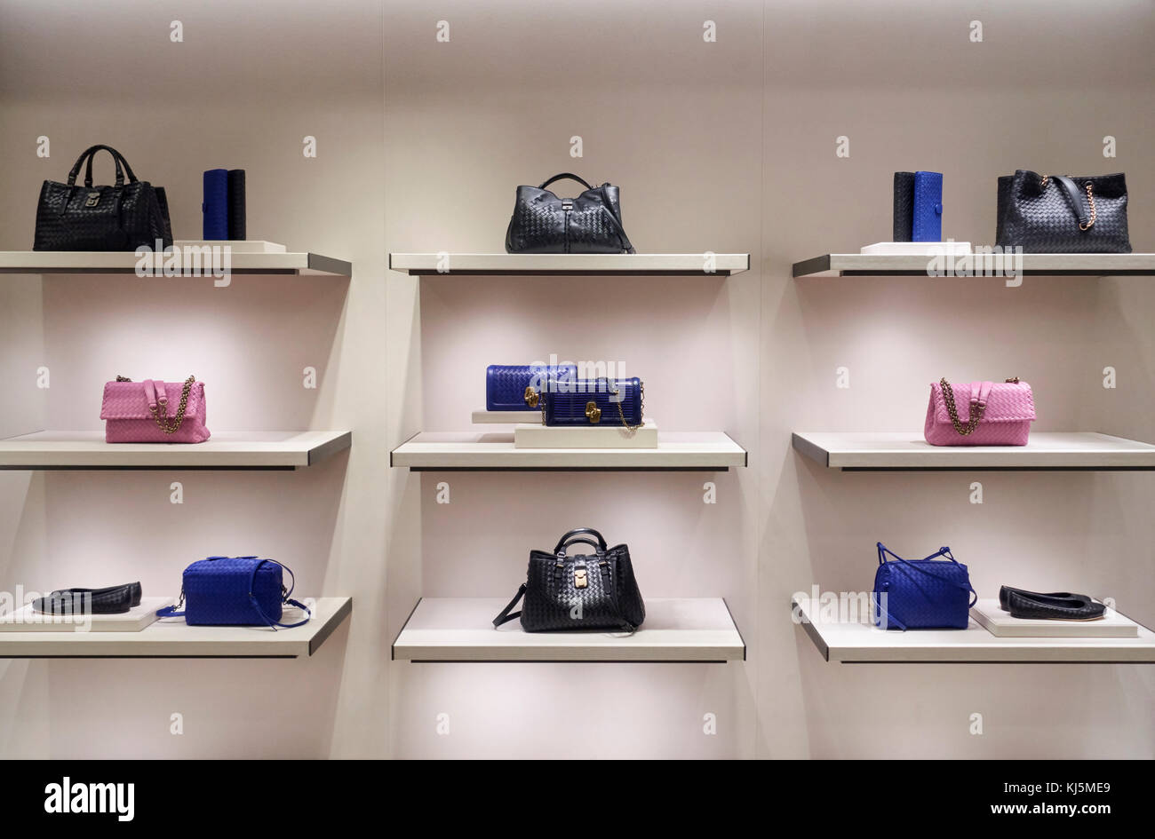 Elegante bolsos y accesorios de cuero en estantes Fotografía de stock - Alamy
