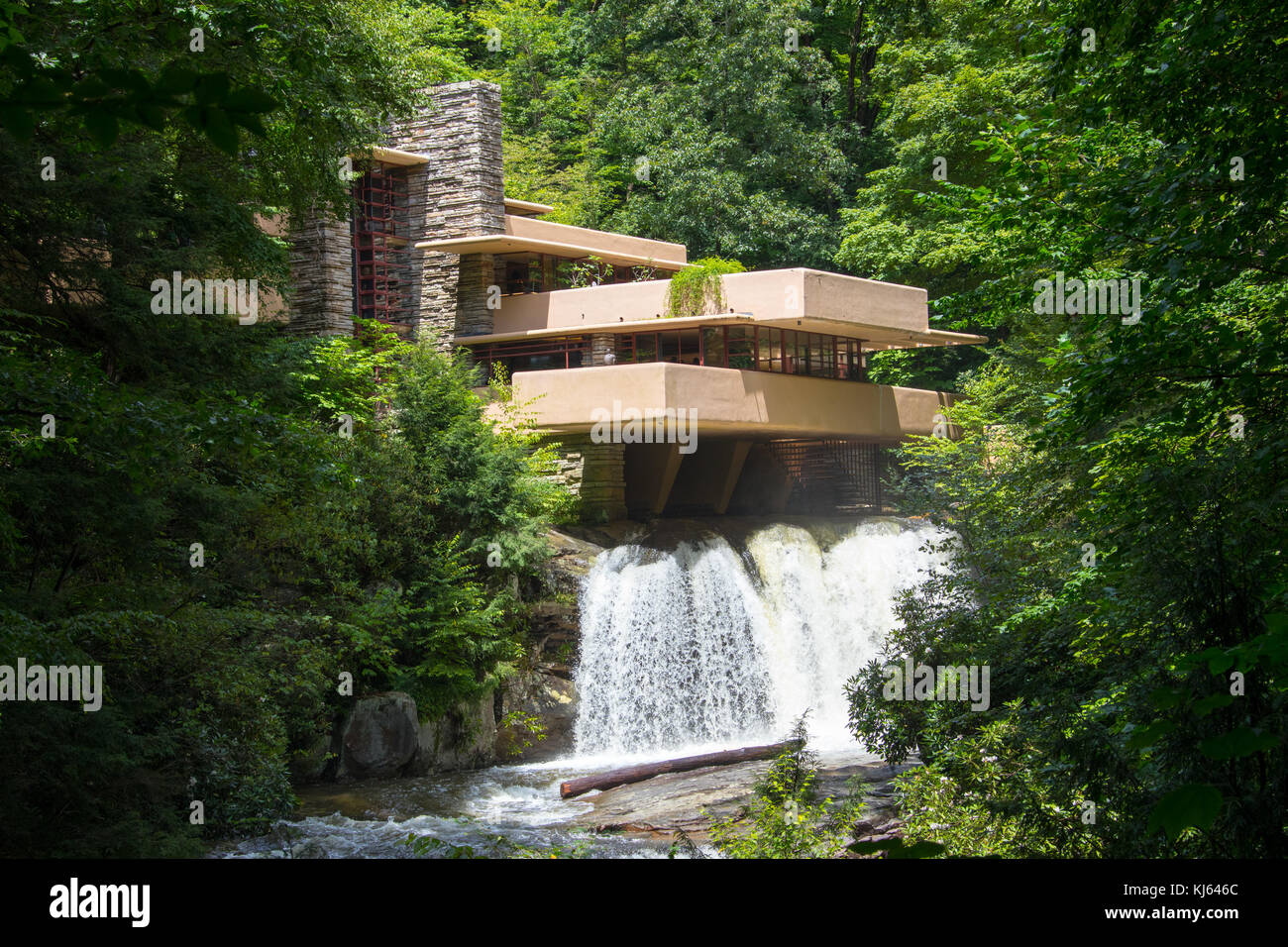 Fallingwater o la residencia Kaufmann, diseñado por Frank Lloyd Wright, Pennsylvania, EE.UU. Foto de stock
