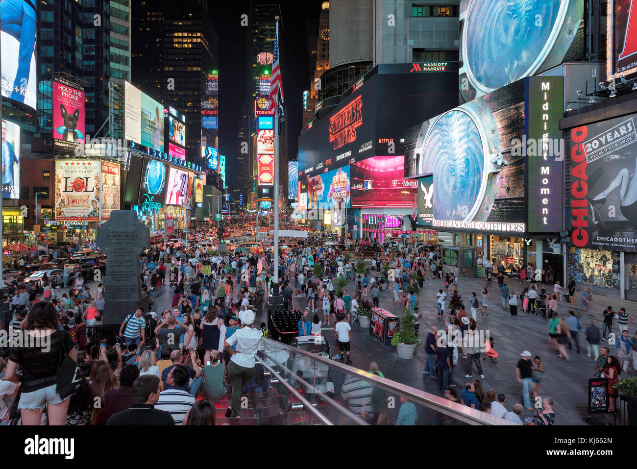 Times Square por la noche en Manhattan, Nueva York Foto de stock