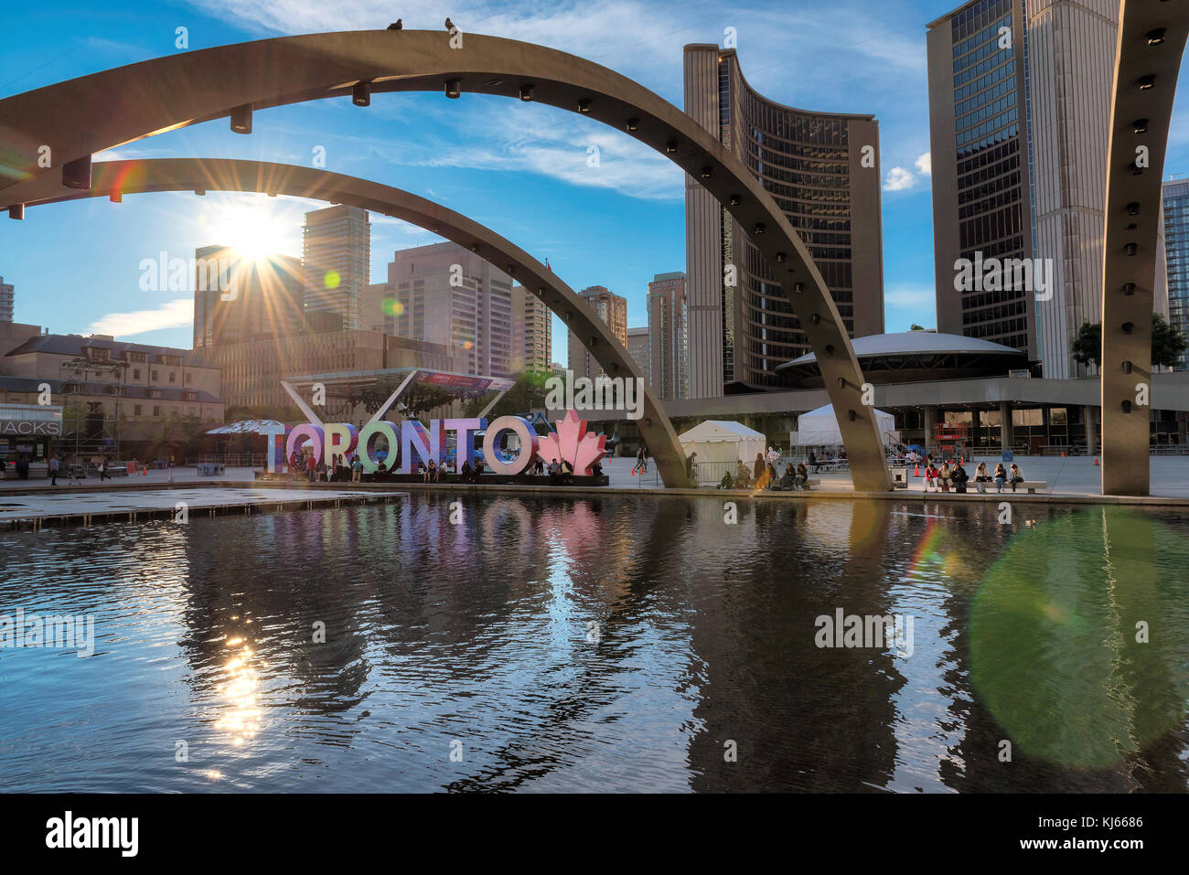 Toronto City Hall y Toronto firmar en el centro de la ciudad al atardecer Foto de stock