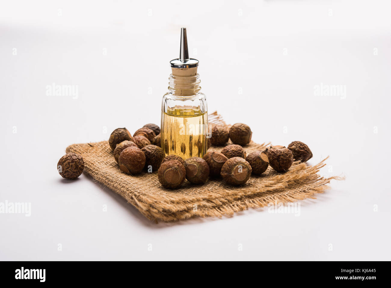 Aritha o Reetha y aceite. Las nueces de jabón se utilizan como el  ingrediente principal en jabones y champús también conocidos como Sapindus  emarginatus Fotografía de stock - Alamy