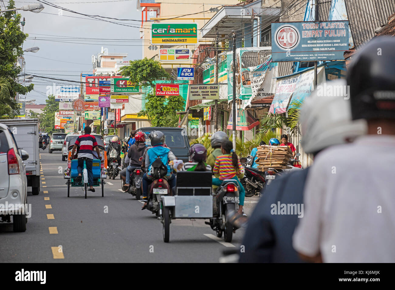 Rickshaws / becak para transporte público en la ciudad de Yogyakarta, en Java, Indonesia Foto de stock