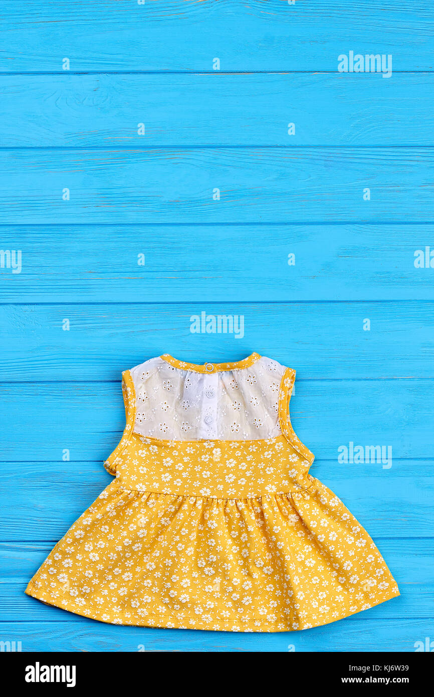 Amarillo verano vestidos para niñas lactantes. bebé niña de flores imprimir y copiar el espacio. Las niñas recién nacidas atuendo de verano Fotografía de stock - Alamy