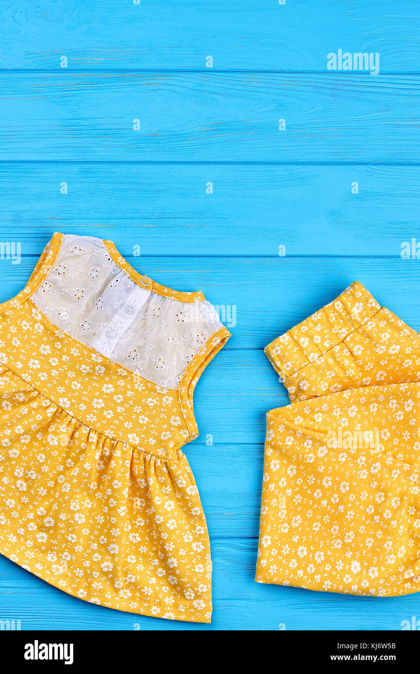Ropa de verano para bebé niña. los niños de algodón palo amarillo y copie  el espacio natural de niña ropa casual, vista superior Fotografía de stock  - Alamy