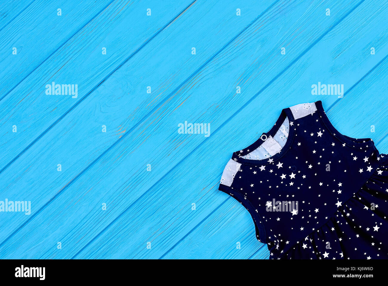 Bonito vestido de bebe y copie el espacio. casual ropa de dama azul de  fondo de madera. ropa para niñas pequeñas Fotografía de stock - Alamy