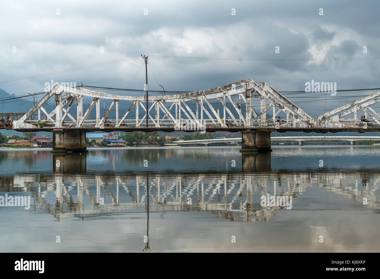Die Alte Brücke viejo puente francés über den Fluss Teuk Chhou en Kampot, Kambodscha, Asien | viejo puente francés y el río Teuk Chhou en Kampot, Camboya Foto de stock