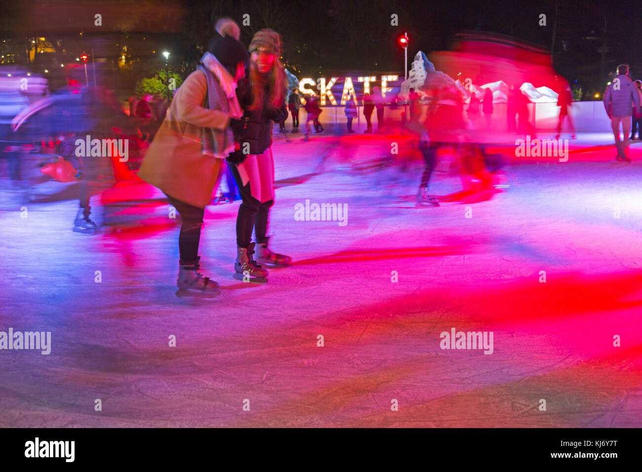 Impresiones de patinaje sobre hielo al aire libre en Navidad ice rink skate en Bournemouth, Dorset UK en Noviembre - pista de patinaje sobre hielo al aire libre Foto de stock