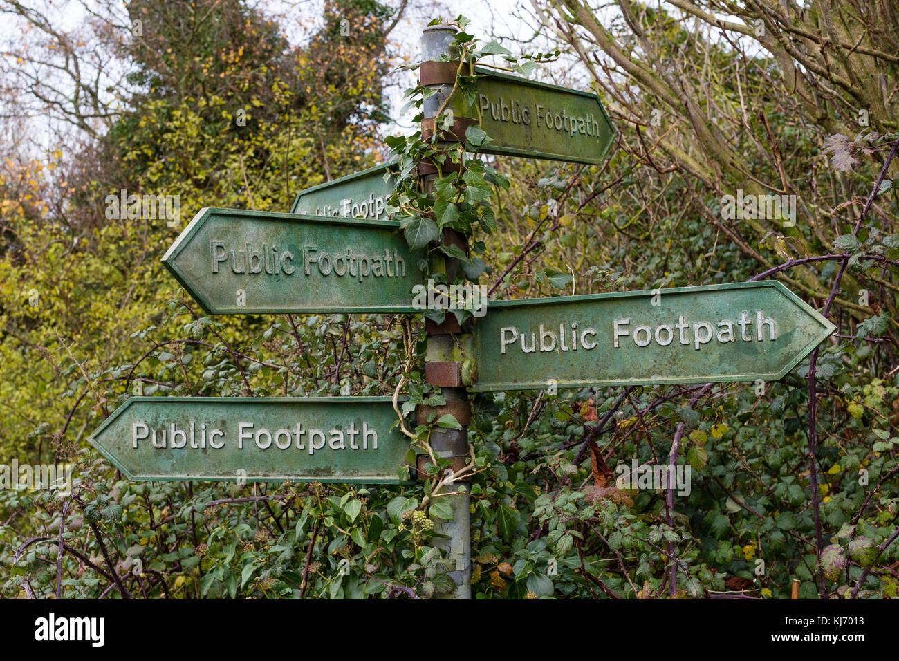 Cinco indicadores de paseos públicos en Bibury, Cotswolds, Gloucestershire, Reino Unido Foto de stock