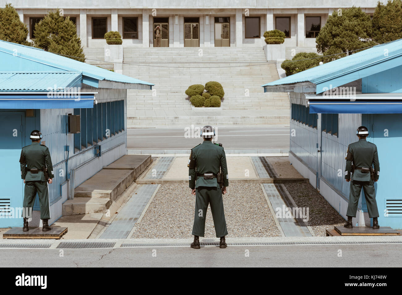 Los guardias fronterizos de Corea del Sur permanecen en guardia en la zona desmilitarizada con Corea del Norte en la zona conjunta de seguridad (JSA) en Panmunjom. Foto de stock