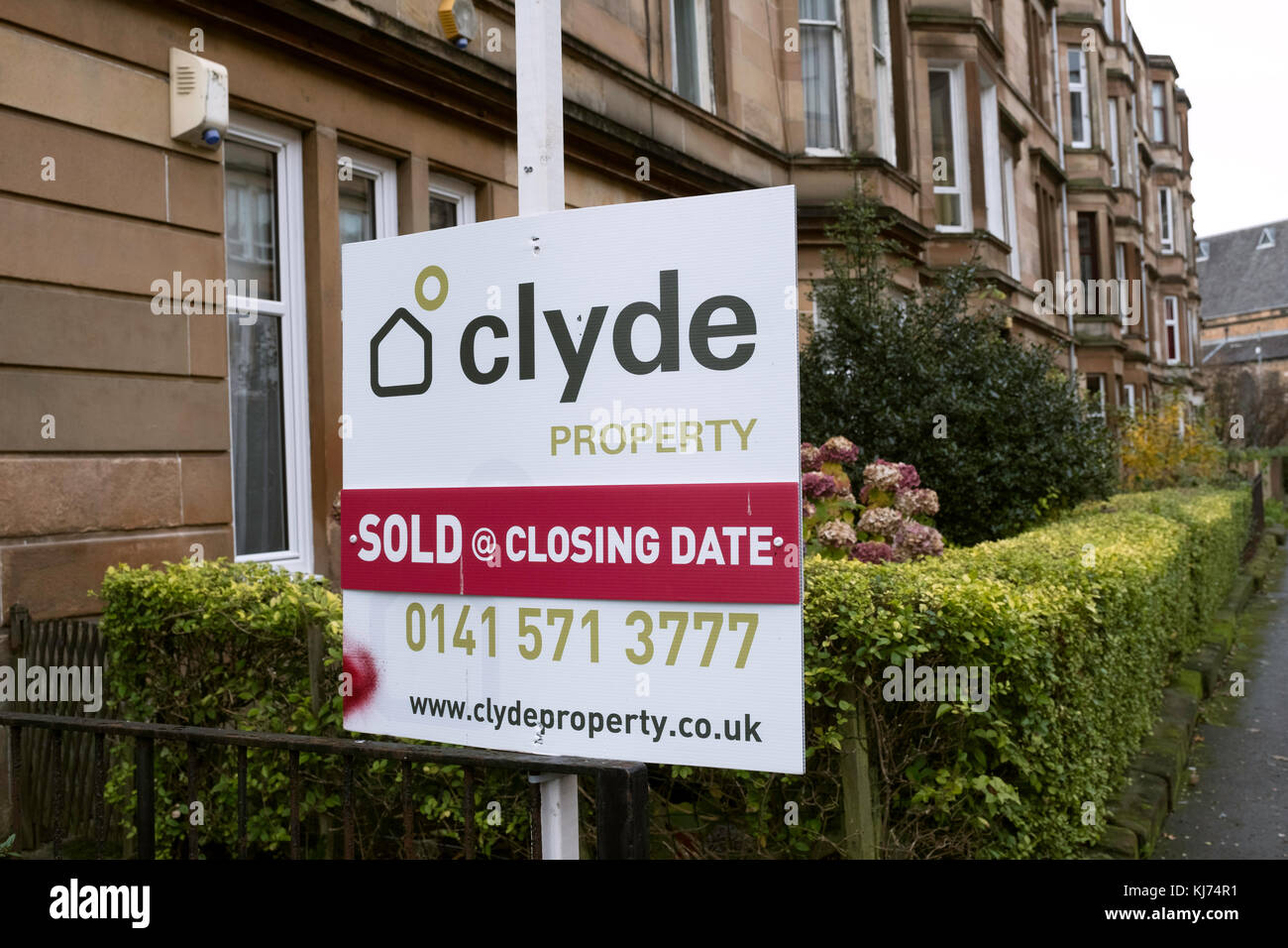 Se vende signo fuera tenement edificio de apartamentos en el distrito govanhill de Glasgow, Escocia, Reino Unido Foto de stock
