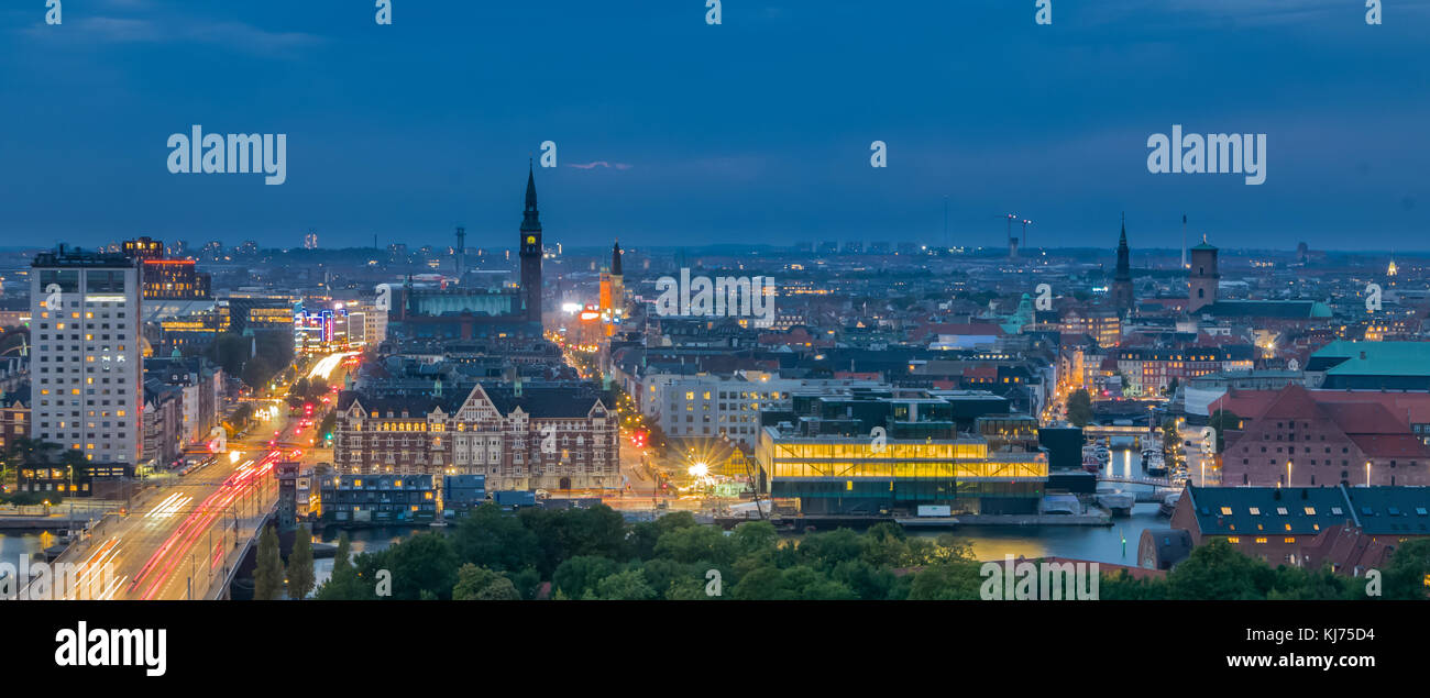 En la noche, panorama moderno de la ciudad de Copenhague, Dinamarca Foto de stock