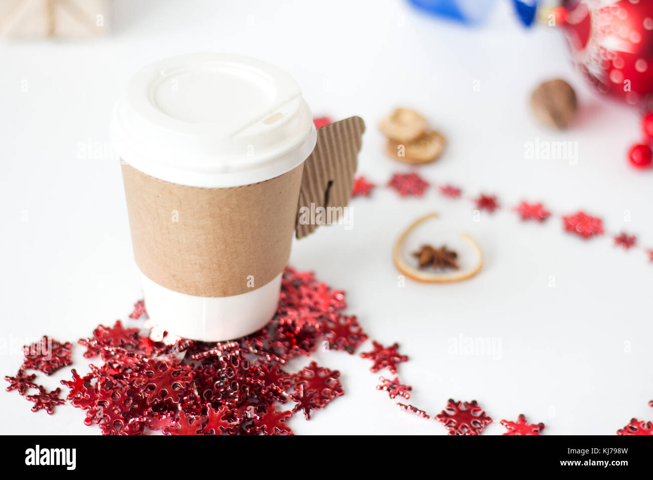 Vaso de papel de café rodeado de adornos navideños decoración de navidad de  fondo sobre fondo blanco Fotografía de stock - Alamy