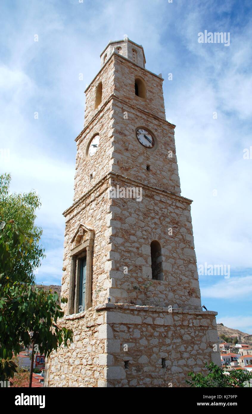 La torre del reloj en emborio de piedra en la isla griega de Halki, el reloj se ha roto durante muchos años y siempre muestra veinte últimos cuatro. Foto de stock